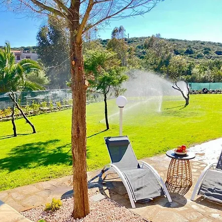 Con Piscina E Ampio Giardino *