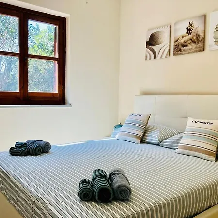 Con Piscina E Ampio Giardino Holiday home