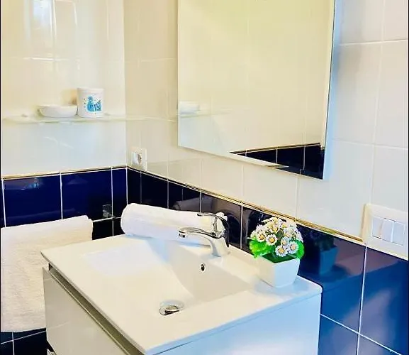 Con Piscina E Ampio Giardino * Стинтино