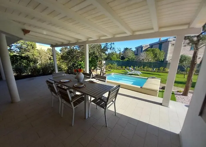 Con Piscina E Ampio Giardino * Стинтино
